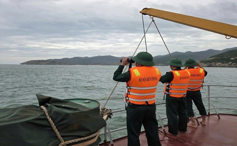 Lực lượng Đồn biên phòng Vĩnh Hải tìm kiếm ngư dân mất tích. (Ảnh: Thanh niên)