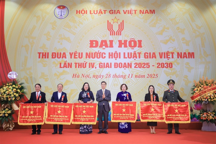 Chủ tịch Hội Luật gia Việt Nam Nguyễn Khánh Ngọc tặng cờ thi đua cho 6 đơn vị tiên tiến xuất sắc.