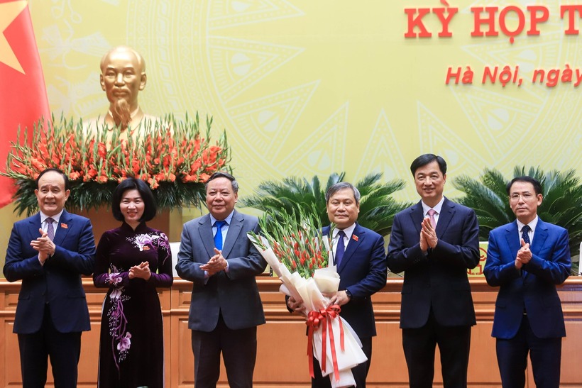 Lãnh đạo Thành ủy Hà Nội tặng hoa chúc mừng tân Chủ tịch UBND Thành phố Hà Nội Vũ Đại Thắng (Ảnh: Hữu Thắng).