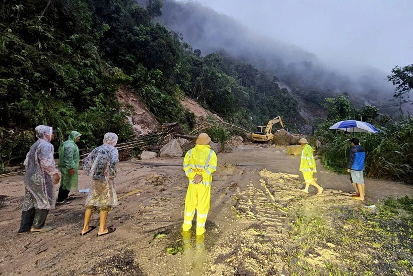 Cơ quan chức năng xử lý điểm sạt lở trên quốc lộ 27C. (Ảnh: Dân trí)