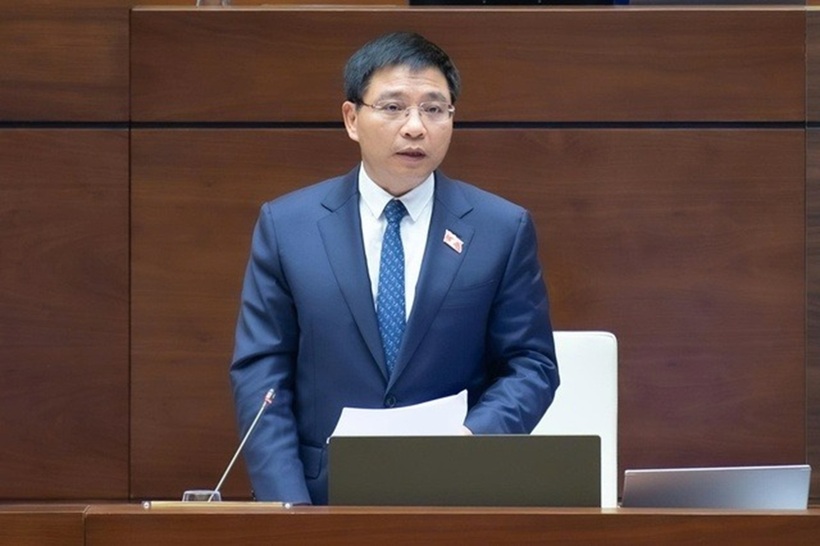 Bộ trưởng Bộ Tài chính Nguyễn Văn Thắng giải trình (Ảnh: Media Quốc hội).