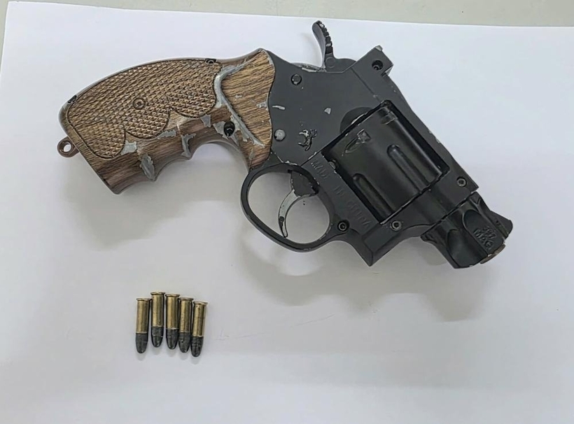 Khẩu súng và đạn mà Công an thu được của đối tượng Bạch. Ảnh: Lao động