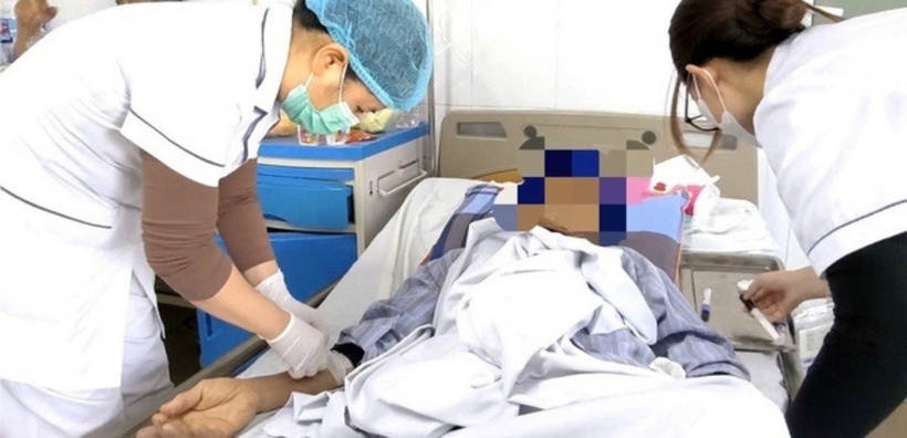 Bác sĩ thăm khám cho bệnh nhân. Ảnh: Sức khoẻ & Đời sống.