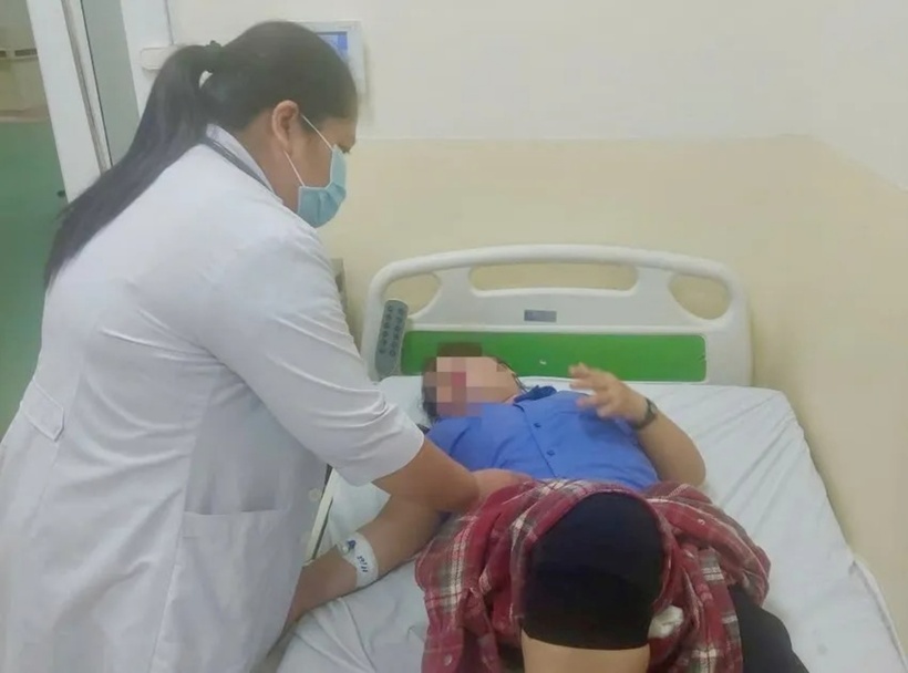 Bác sĩ thăm khám cho bệnh nhân. Ảnh: PLO.