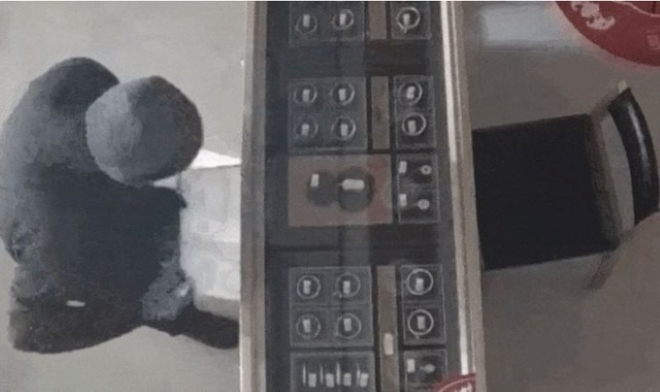 Tên trộm đột nhập cửa hàng vàng lúc sáng sớm. Ảnh: 163