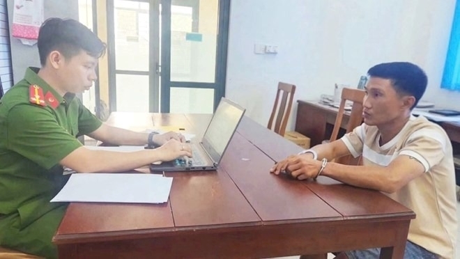 Đối tượng Trần Hữu Phước tại cơ quan chức năng. Ảnh: Lao động