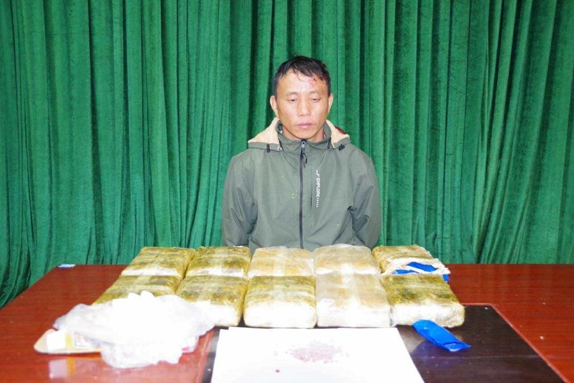 Đối tượng Thào A Pháng cùng tang vật. Ảnh: VietNamnet