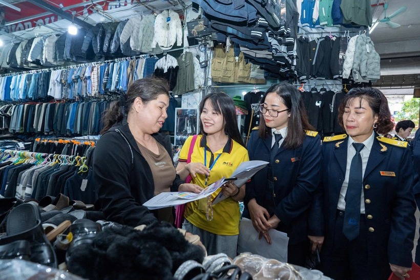 Theo đề xuất mới của Bộ Tài chính, mức doanh thu miễn thuế với hộ kinh doanh được nâng lên 500 triệu đồng/năm. (Ảnh: VGP)