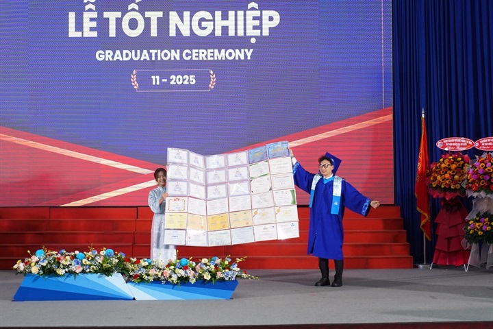 Lê Thanh Tài với loạt giấy khen, bằng khen, giấy chứng nhận trong lễ tốt nghiệp. Ảnh: Tiền phong