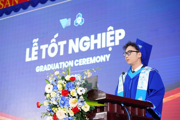 Lê Thanh Tài phát biểu trong lễ tốt nghiệp. Ảnh: Tiền phong