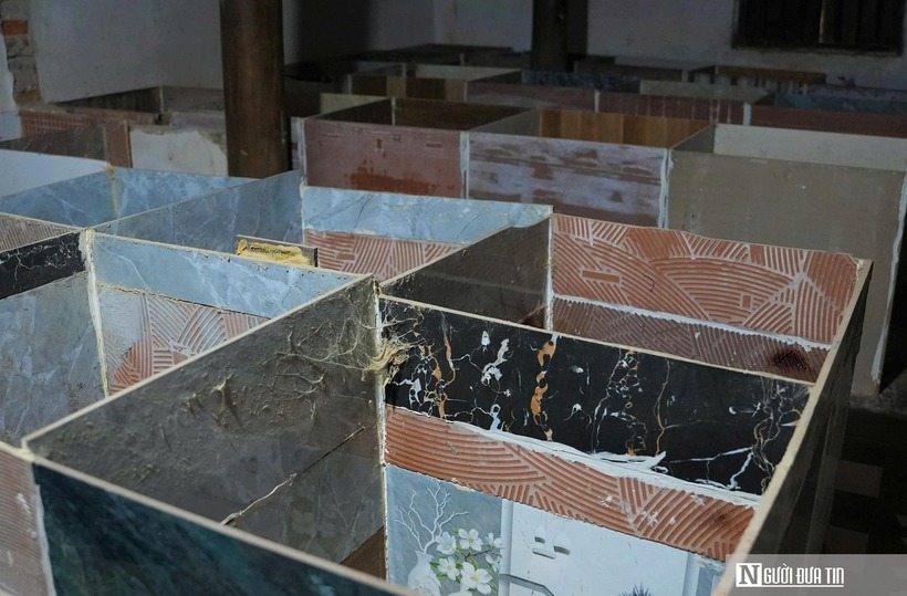 Ban đầu, ông Chiến mua vài cặp con giống về nuôi thử nghiệm. Về nhà người đàn ông này chọn chỗ yên tĩnh, ít người qua lại để xây dựng chuồng. Ông mua những viên gạch cũ có đường kính 60cm x 60cm về ghép với nhau tạo thành các chuồng ô vuông. Diện tích chuồng cũng vừa đủ cho dúi sinh hoạt và không thể thoát ra ngoài.