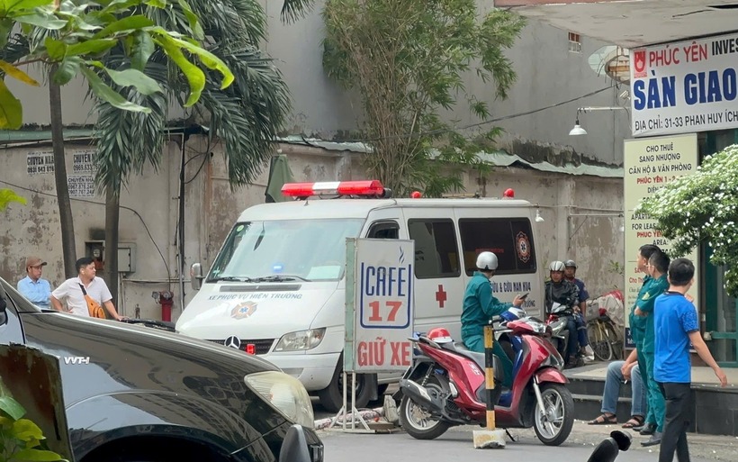 Công an khám nghiệm hiện trường vụ người phụ nữ tử vong ở chung cư. (Ảnh: VietnamNet)