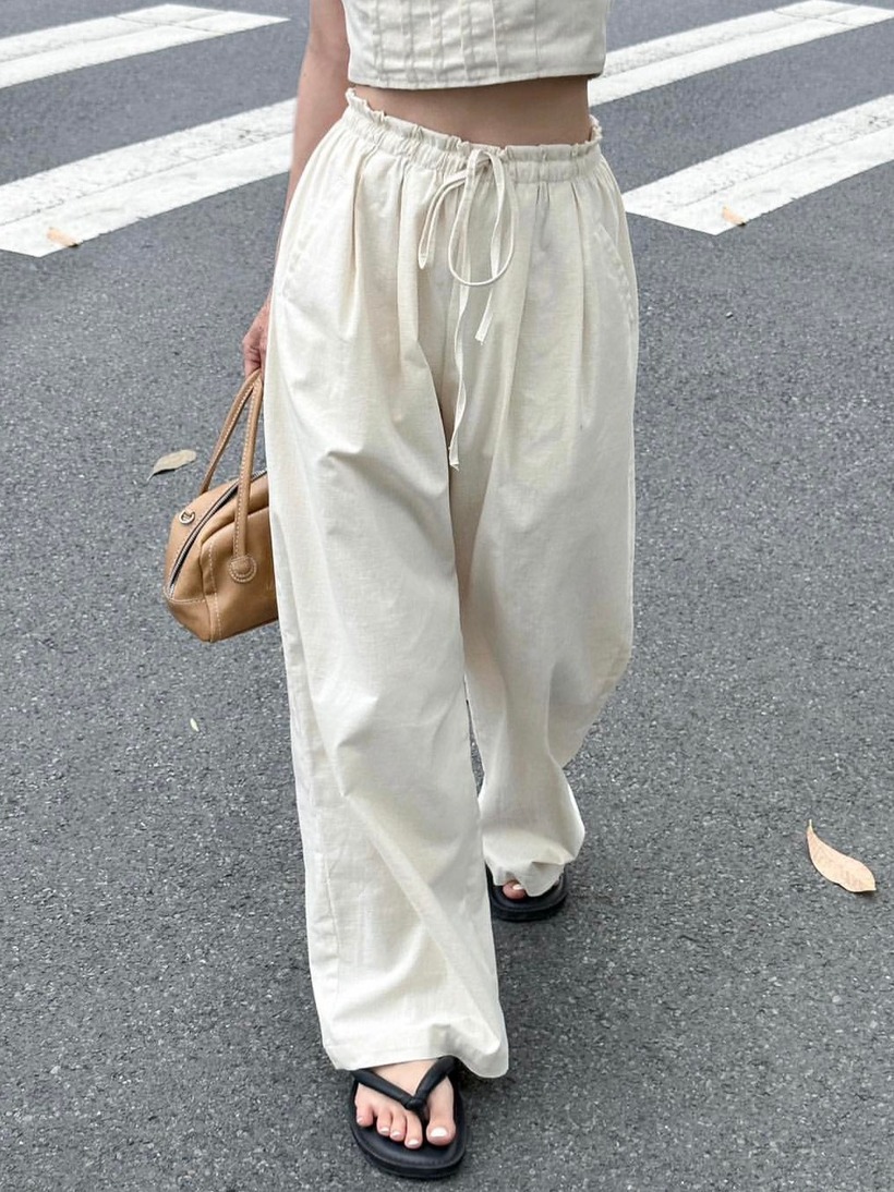 Những chiếc quần ống rộng bằng vải linen rất thích hợp cho những ngày hè oi ả, giúp bạn thoải mái vận động mà vẫn cảm thấy dễ chịu. Ảnh minh hoạ.