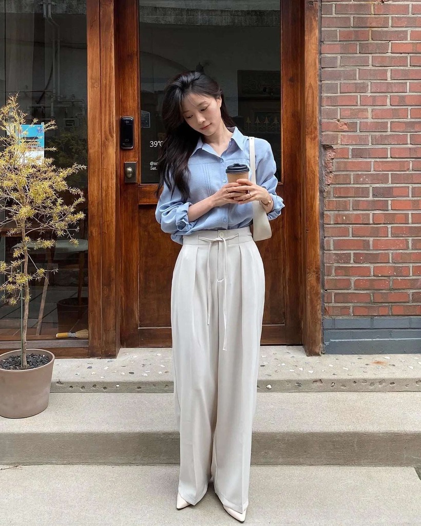 Với những người có thân hình cao gầy, quần ống suông sẽ là lựa chọn lý tưởng giúp bạn tạo nên một tổng thể cân đối và thanh thoát hơn. Ảnh minh hoạ.