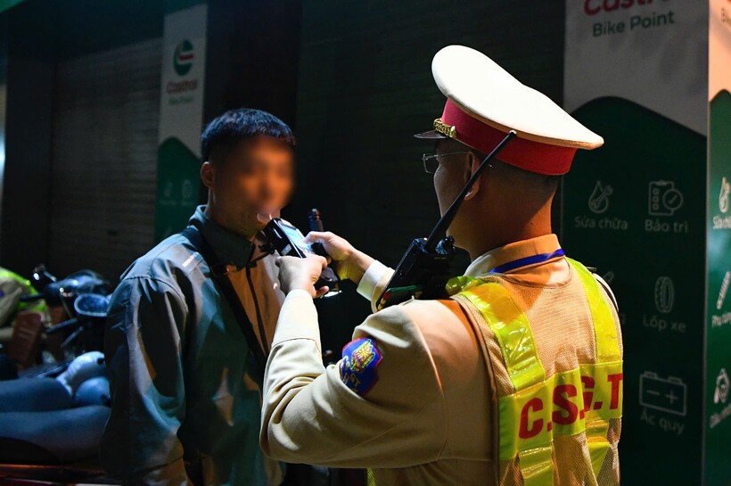 CSGT sử dụng thiết bị kiểm tra nồng độ cồn trong hơi thở của người điều khiển xe.