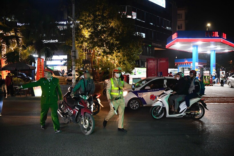 CSGT kiểm soát nồng độ cồn tối 28/11.