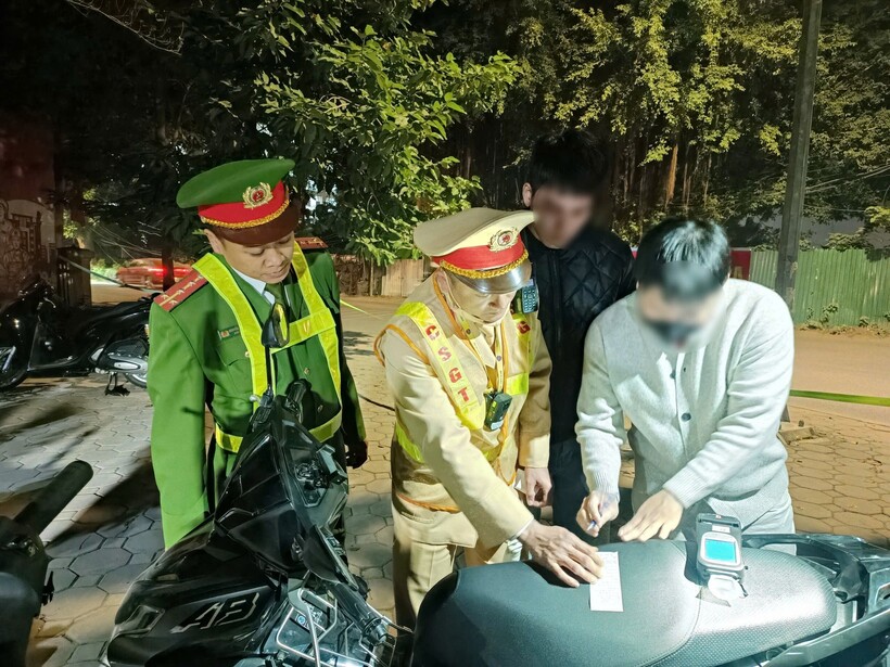 Hai thanh niên chung bàn nhậu, cùng vi phạm và bị xử lý.