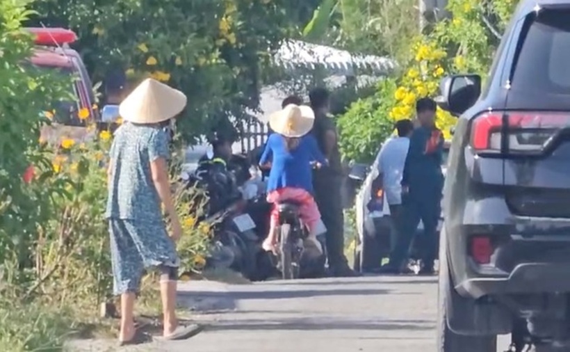 Lực lượng công an điều tra nguyên nhân. (Ảnh: Người lao động)