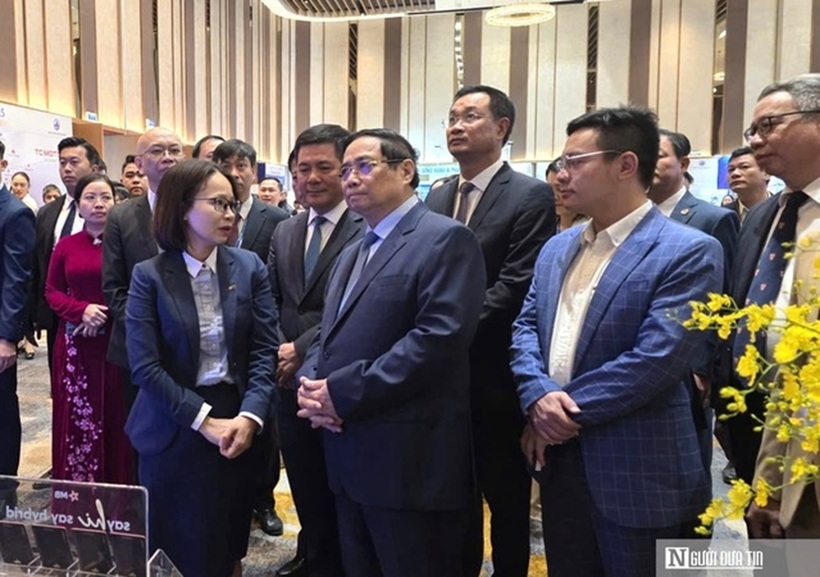 Thủ tướng cùng lãnh đạo bộ ngành tham quan không gian trưng bày công nghệ logistics mới.