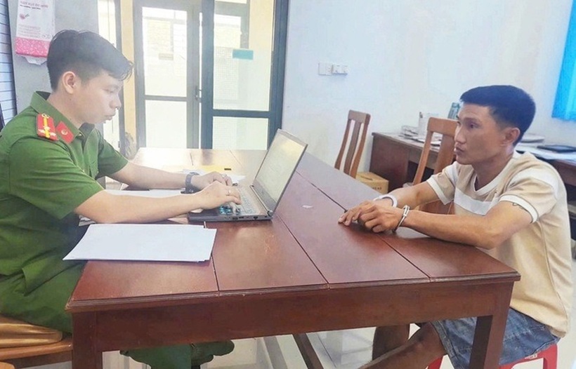 Cán bộ công an đang ghi lời khai đối tượng Trần Hữu Phước