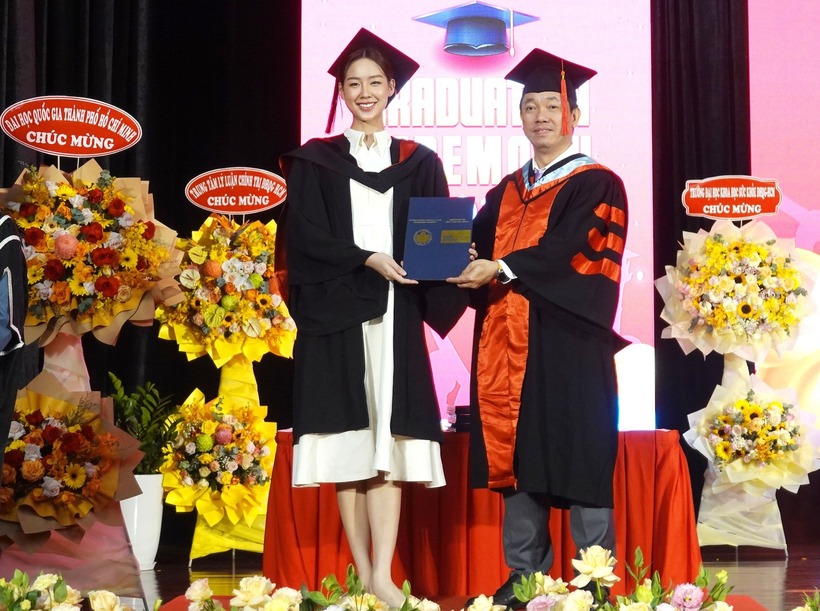 Hoa hậu Lê Nguyễn Bảo Ngọc nhận bằng tốt nghiệp đại học loại giỏi của Trường Đại học Quốc tế – Đại học Quốc gia TP.HCM trong lễ trao bằng sáng 29/11. Ảnh: VietNamnet