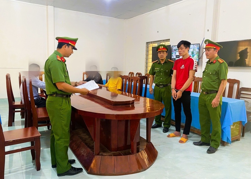 Cơ quan công an tống đạt các quyết định khởi tố, bắt tạm giam đối với Trần Minh Sang. Ảnh: Thanh Niên.