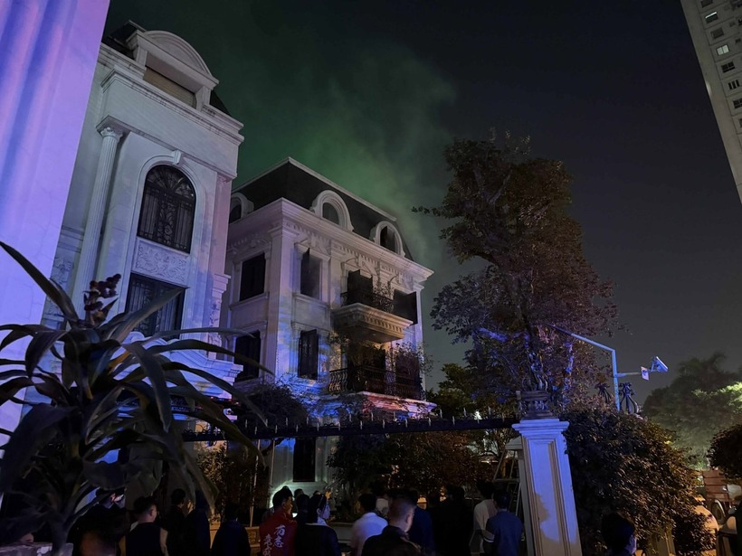 Khói đen bốc lên từ căn biệt thự. Ảnh: Tiền Phong