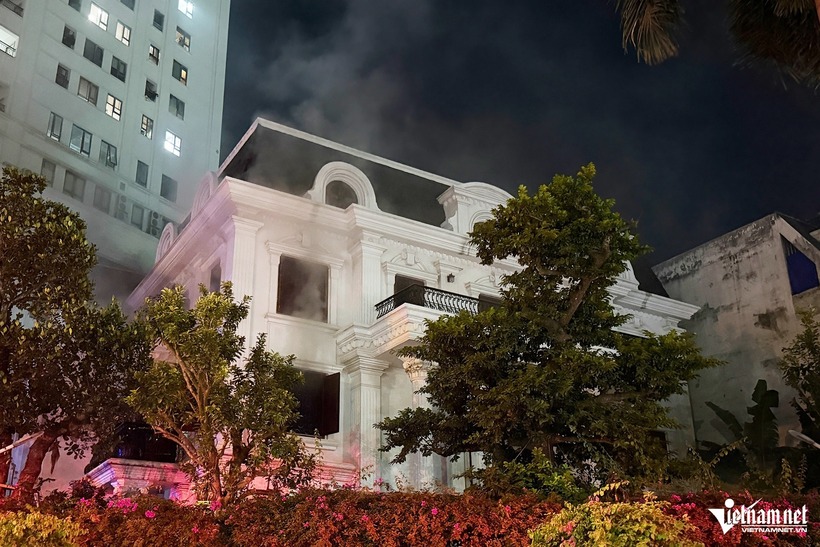 Cháy biệt thự ở Hà Nội, khói bốc nghi ngút - 2