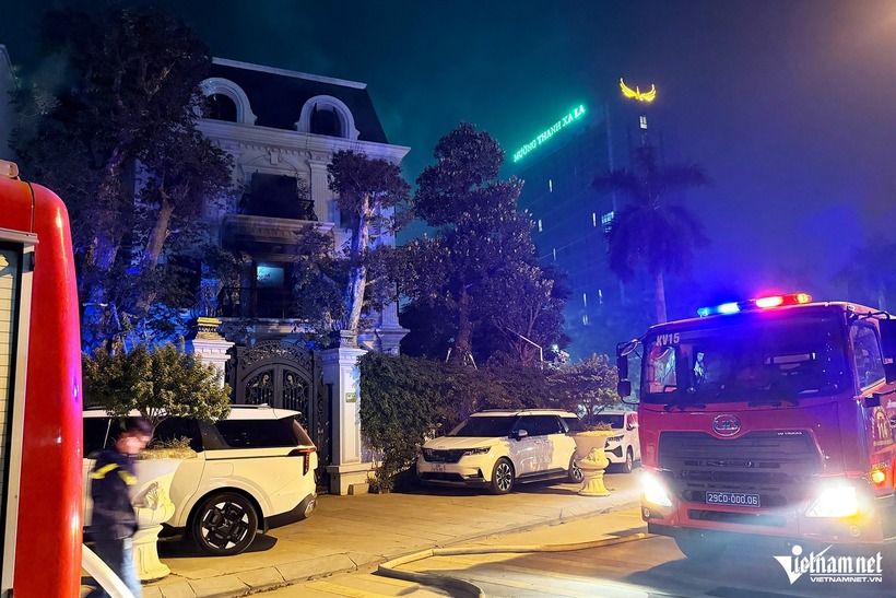 Xe cứu hỏa đến hiện trường. Ảnh: Vietnamnet