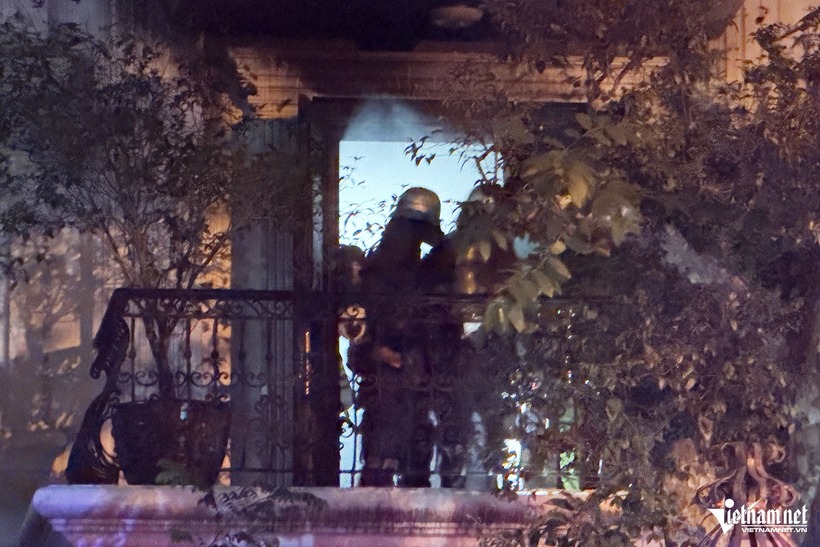 Lực lượng chức năng làm nhiệm vụ tại hiện trường. Ảnh: Vietnamnet, Tiền Phong