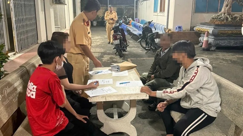 Đội CSGT Rạch Chiếc cũng mời làm việc mẹ của Tuấn D., Nguyễn Tấn D. (16 tuổi) và ba của Tấn D. Ảnh: PLO.