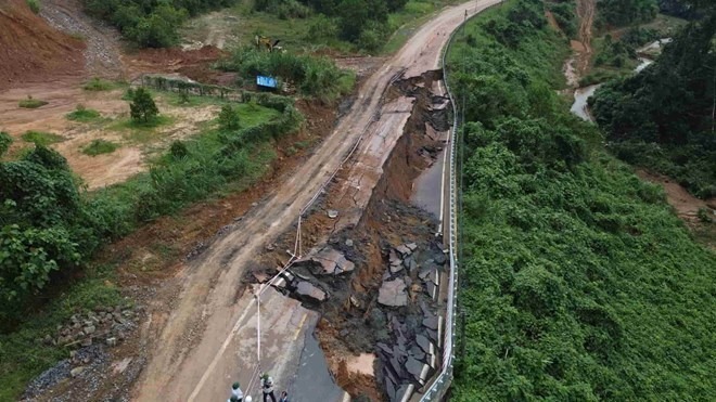 Sau nhiều ngày nỗ lực khắc phục, đèo Khánh Lê chỉ còn 7 điểm sạt lở. (Ảnh: Lao động)