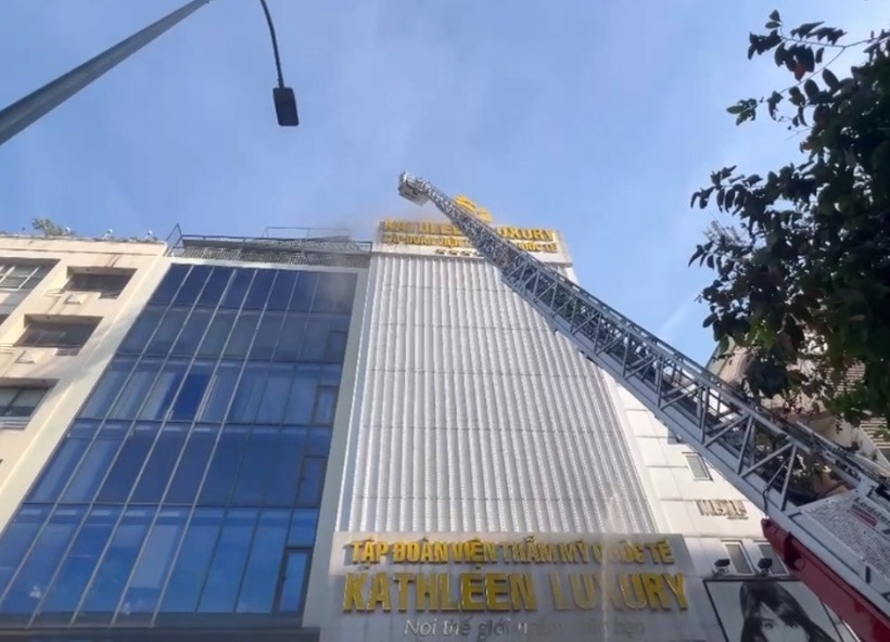 Bước đầu xác định đám cháy xuất phát từ chiếc xe dựng trong tầng hầm tòa nhà. Ảnh: NLĐ