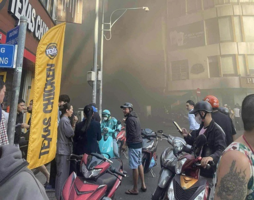 Người dân hoảng loạn do khói đen bốc lên nghi ngút. Ảnh: NLĐ.