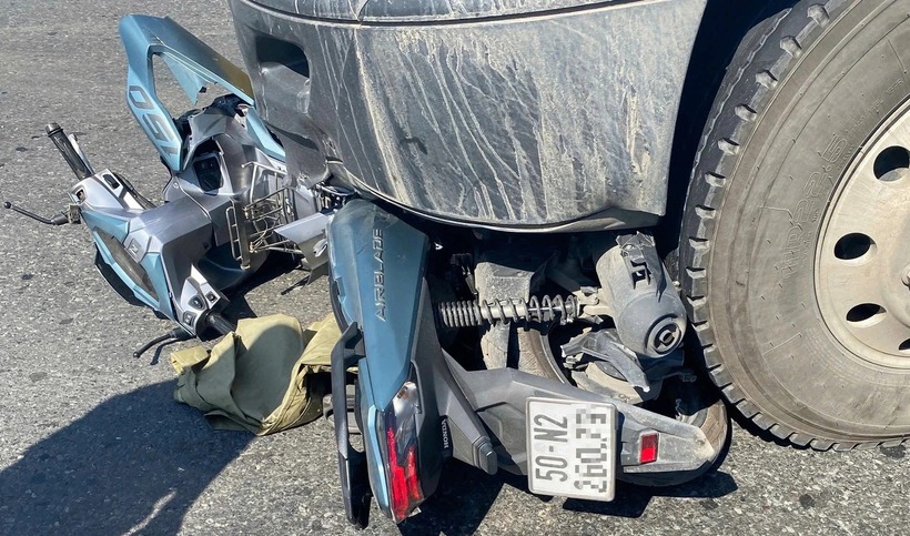 Xe máy bị xe đầu kéo cuốn vào gầm, nạn nhân tử vong tại chỗ. Ảnh: Báo Thanh niên.