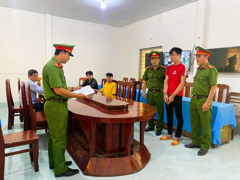 Cơ quan Công an tống đạt quyết định khởi tố Trần Minh Sang. Ảnh: Công an Vĩnh Long