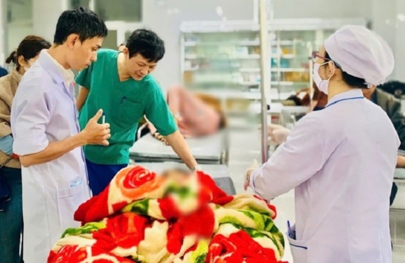 Một trong số các học sinh được cấp cứu tại bệnh viện. Ảnh: VTC News.