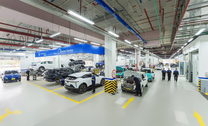 Các xưởng dịch vụ VinFast được trang bị các máy móc hiện đại bậc nhất hiện nay, cùng đội ngũ kỹ thuật viên lành nghề.