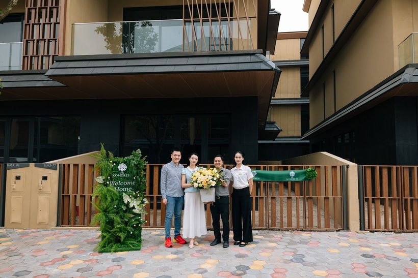 Những chủ nhân đầu tiên của khu biệt thự The Komorebi không giấu được niềm vui khi nhận nhà