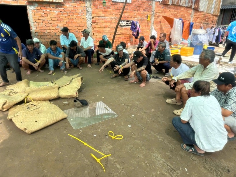 Các đối tượng tham gia đá gà bị bắt quả tang ngày 20/11. (Ảnh: Công an TP.Cần Thơ)