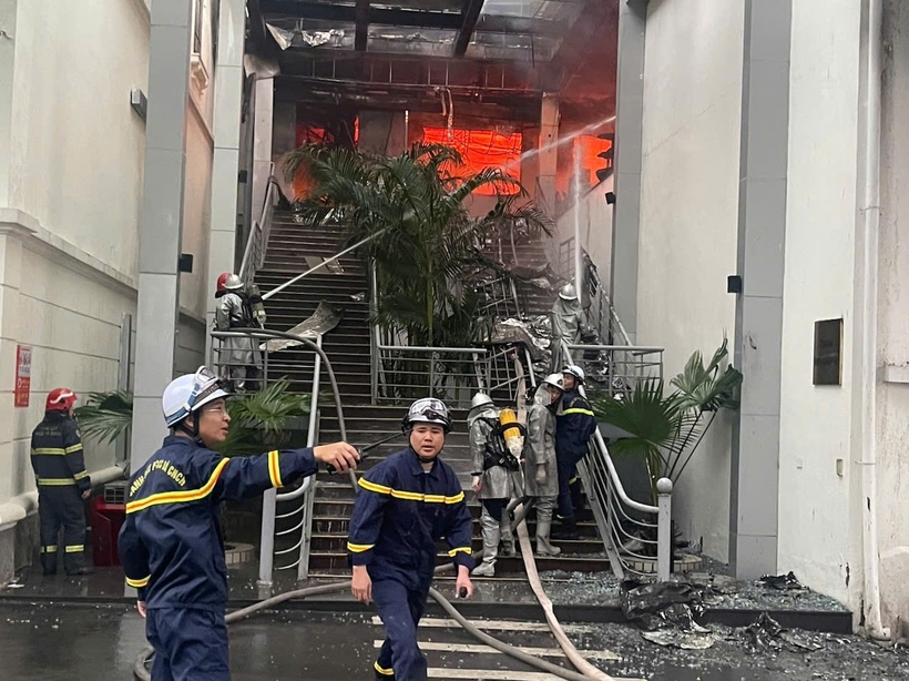 Lực lượng Cảnh sát PCCC&CNCH triển khai phương án dập tắt đám cháy