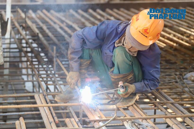 Tập đoàn Cienco4 đang huy động hơn 100 công nhân cùng nhiều máy móc thi công "3 ca, 4 kíp" để đảm bảo tiến độ dự án