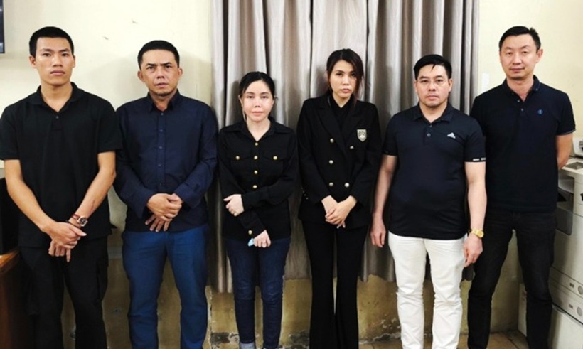 Zhang Lei (bìa phải) cùng đồng phạm lúc bị bắt. Ảnh: VnExpress