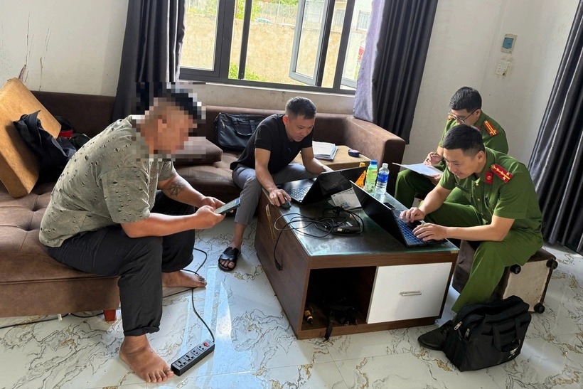 Ông Đ. (ngoài cùng bên trái) làm việc cùng cơ quan công an. (Ảnh: Công an xã Ea Ktur)