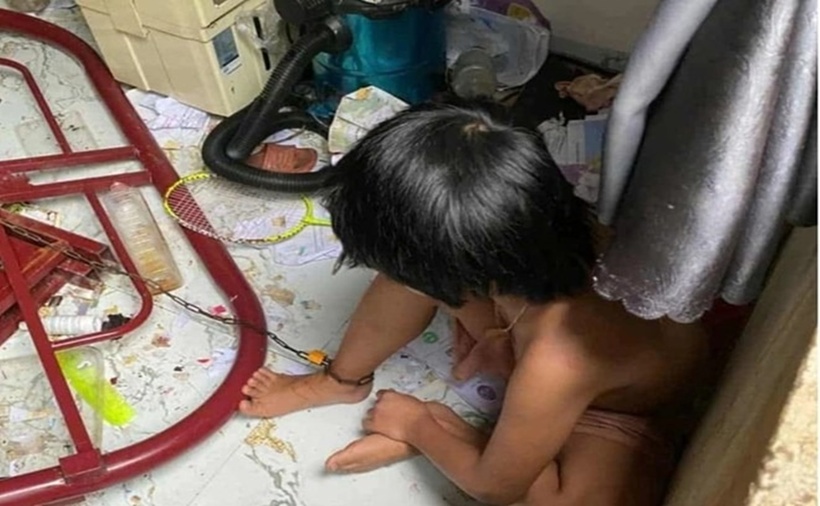 Cháu bé 9 tuổi ở Đắk Lắk bị cha ruột xích chân trong căn phòng bẩn thỉu. (Ảnh: Lao động)