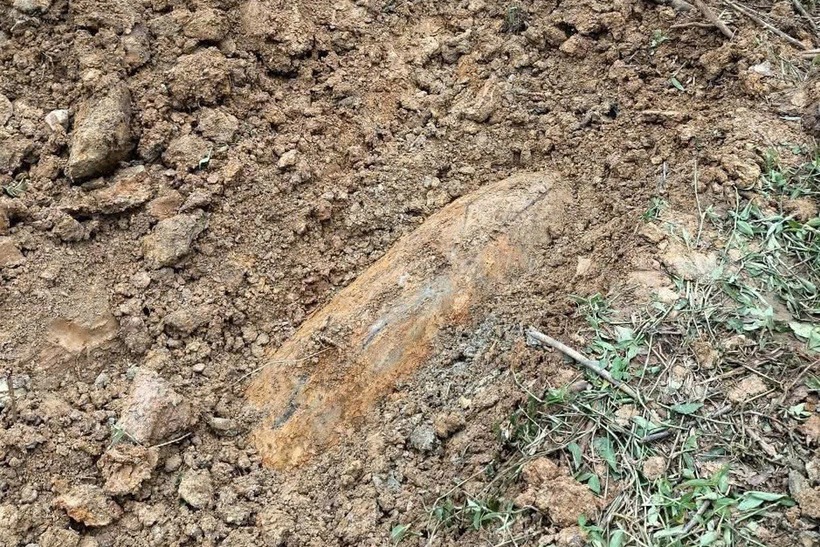 Quả bom 340kg được phát hiện trong vườn nhà dân ở Quảng Trị. Ảnh: Dân trí