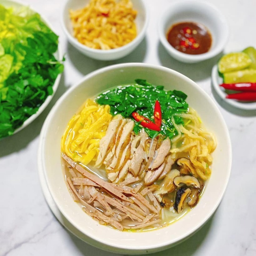 Món bún thang hấp dẫn từ thịt gà và các nguyên liệu khác.