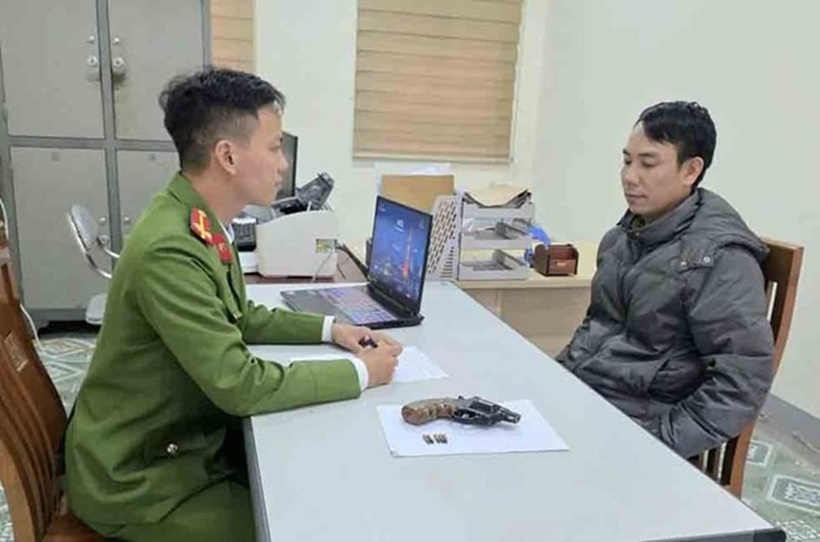 Đối tượng Bách đã bị khởi tố, bắt tạm giam về hành vi tàng trữ, sử dụng trái phép vũ khí quân dụng. Ảnh: Công an Hà Tĩnh.