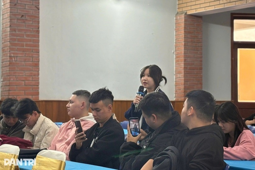 Sinh viên Trường Cao đẳng Du lịch Hà Nội trong buổi đối thoại. Ảnh: Dân trí