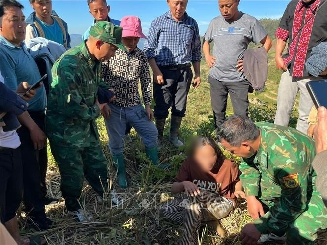 Lực lượng chức năng đã tìm thấy em S.T.D sau 3 ngày mất tích. (Ảnh: TTXVN)